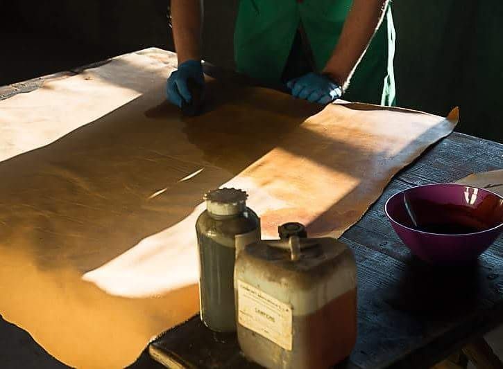 Rifinitura artigianale del cuoio
